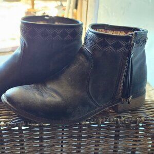 Used-Roxy Grey side zipped booties sz 8